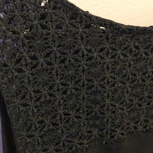 Black tank. Back sheer pattern. - Picture 4 of 4